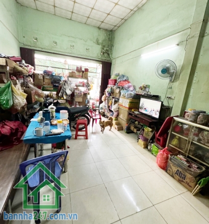 CHỈ 5.2 TỶ – MẶT TIỀN KINH DOANH TRUNG TÂM TÂN PHÚ – 55M² (4X14) – CẤP 4 Diện tích: 4 x 14m, nở hậu nhẹ. Nhà cấp 4 có lửng, hiện đang cho thuê kinh doanh tạp hóa. 