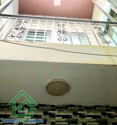 CHỈ 2.4 TỶ – HẺM BA GÁC – CÁCH XE HƠI 20M – LẠC LONG QUÂN – 2 TẦNG BTCT – ĐANG CHO THUÊ 5.5TR/THÁNG * DTSD: 31m² (2.5m nở hậu 3.3 × 5.6m – CN 15.5m²) * Kết cấu: 1 trệt – 1 lầu, 1PK, 1 bếp, 1PN suốt, 2WC.