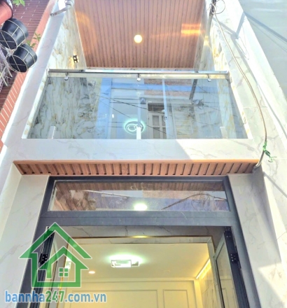 Nhỉnh 4 tỷ – nhà đẹp Đồng Đen, Tân Bình. Diện tích: 32m2 (4,2 x 7m, thực tế 4,2 x 8m có giếng trời 1m). Kết cấu: 1 trệt 1 lầu, 2 phòng ngủ, 2 WC. Nhà mới hoàn toàn.