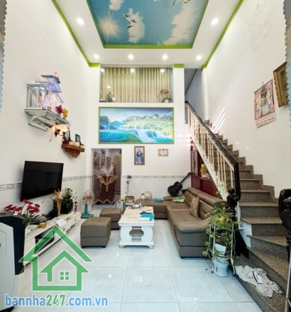 TÂN BÌNH – NHÀ ĐẸP 2 TẦNG – NGANG 4,5M HIẾM – CHỈ 5,2 TỶ Diện tích 58m², ngang 4,5m rất hiếm trong khu vực. Kết cấu 1 trệt + 1 lửng, bố trí 2PN – WC, phòng khách, bếp, sân để xe rộng thoáng