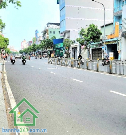 CHỈ 5,1 TỶ – SÁT MẶT TIỀN LŨY BÁN BÍCH - HẺM BA GÁC THÔNG – 61,5m² – CÓ DÒNG TIỀN - 4PN – 4WC Diện tích: 3,35 x 18,5m = 61,5m² Hiện trạng: Nhà cấp 4 công năng: 4PN – 4WC. Đang cho thuê 8 triệu/tháng