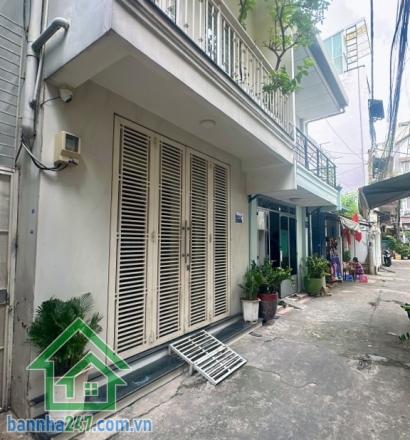 KHU TRUNG TÂM TÂN BÌNH – NHÀ 3 TẦNG ĐẸP – TẶNG NỘI THẤT DÍNH TƯỜNG * Diện tích: 24m2 (4 x 6m). * Kết cấu 3 tầng, 2PN, 3WC, mỗi phòng có ban công riêng. * Hẻm thông thoáng, sạch, đẹp.