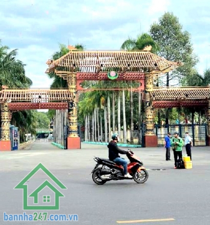 CHỈ 7,1 TỶ – HẺM XE HƠI – SÁT ĐẦM SEN - 6 PN – ĐANG CÓ DÒNG TIỀN 10TR/THÁNG Thông tin chi tiết:• Diện tích: 48m²• Kết cấu: Trệt + Lầu• Công năng: 6PN – 2WC