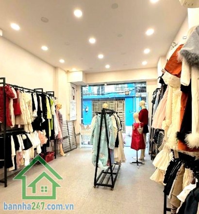 CHỈ 7,9 TỶ (TL) - HẺM NHỰA 8M THÔNG – KINH DOANH TỐT – TÂN PHÚ - CẦU XÉO – GIÁP GÒ DẦU & TÂN KỲ TÂN QUÝ Diện tích: 65m² (4 x 16.1m) – đất vuông vức, công nhận công nhận đủ. Kết cấu: 2 tầng 3 PN - 2 WC. Nhà đẹp, bố trí hợp lý, dọn vào ở ngay Hẻm nhựa 8