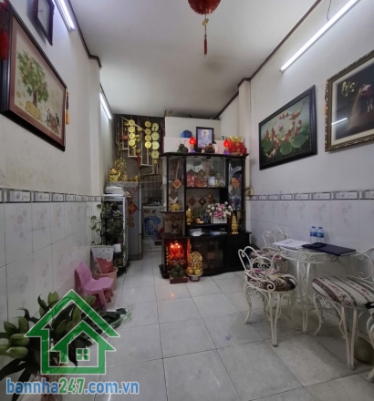 CHỈ 2,2 TỶ – NHÀ CHÍNH CHỦ TÂN BÌNH – GẦN QUẬN 10 – 2 TẦNG – 17M2 - 2PN - 2WC. Kết cấu: trệt + lầu đúc kiên cố, gồm 2 phòng ngủ, có ban công thoáng mát.