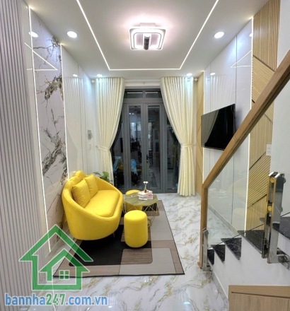 CHỈ 4,35 TỶ – NHÀ 3 TẦNG MỚI – NGAY CHỢ HỒ THỊ KỶ – HẺM Ô TÔ 8M DT: 15m² (2.7 x 6m, nở hậu tài lộc) – DTSD 45m².  Kết cấu: 3 tầng kiên cố – 2PN, 3WC.Tặng Full nội thất.