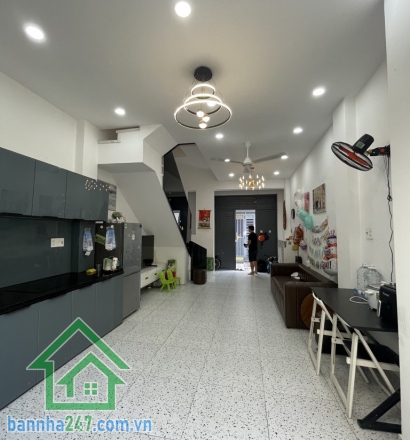 NHÀ MỚI 3 TẦNG – GẦN TÊN LỬA – Ở NGAY – CHỈ NHỈNH 4 TỶ Vị trí đẹp – giáp Tân Phú – gần BV Bình Tân – kế bên Tên Lửa DT: 4.2 x 12m – sổ nở hậu phong thuỷ tốt.