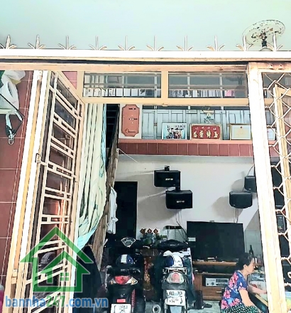 CHỈ 4,5 TỶ – NHÀ TRUNG TÂM TÂN PHÚ – CÁCH MT VƯỜN LÀI 20M - 2PN - 2WC * Diện tích: 4,6m x 8m – đất vuông vức * Kết cấu: 1 trệt + lửng + 1 lầu * Hẻm trước nhà 3m