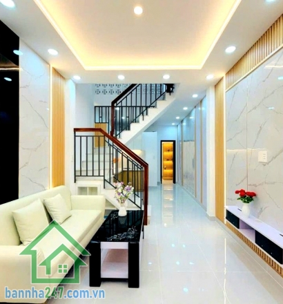 CHỈ 4,5 TỶ – NHÀ PHẠM VĂN BẠCH, P.15, TÂN BÌNH – 3PN – HẺM Ô TÔ – Ở NGAY Trung tâm Tân Bình – Phường 15 Diện tích đất: 29,9 m² Diện tích sàn: ~60 m² Kết cấu 1 trệt + 1 lầu 3 phòng ngủ rộng (có phòng ngủ dưới trệt) 2 WC. Nhà xây kiên cố, có thể nâng thêm 1