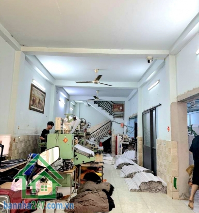 CHỈ 6,5 TỶ – NGAY CHỢ VẢI PHÚ THỌ HÒA – 62M² – 3 TẦNG – LÀM KHO, XƯỞNG, CHDV DÒNG TIỀN 13TR/THÁNG Diện tích: 4x15.5m (62m²) – sổ riêng, pháp lý chuẩn. Kết cấu: 1 trệt 2 lầu + sân thượng, nhà chủ tự xây cực chắc