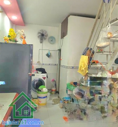 TRUNG TÂM TÂN PHÚ – NHÀ 2 TẦNG – HẺM XE TẢI – GIÁ CHỈ 2.2 TỶ DTSD: 32m² – đủ công năng. Kết cấu: 2 tầng, nhà còn chắc chắn, dọn vào ở ngay, vài bước ra mặt tiền, thuận tiện ở hay kinh doanh nhỏ.