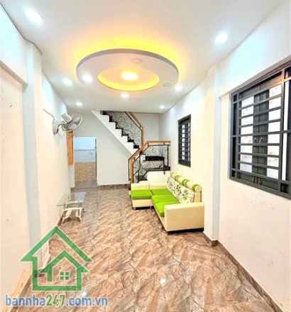 CHỈ 4,5 TỶ - PHẠM VĂN HAI – TÂN BÌNH – NHÀ 3 MẶT HẺM CỰC THOÁNG – 2PN, 2WC DT: 31m², kết cấu 1 trệt 1 lầu, gồm 2PN, 2WC, nhà mới, dọn vào ở ngay. Nhà 3 mặt hẻm