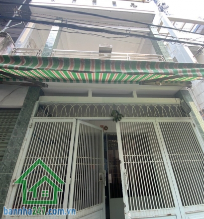 BÁN NHÀ TÂN BÌNH – HXH – NHỈNH 6 TỶ – 76M² – 3 TẦNG – 3PN – SỔ VUÔNG 2025 * Kết cấu: 1 trệt, 1 lầu, sân thượng – 3PN, 2WC. * Vị trí đẹp: Giáp khu Bàu Cát, sát mặt tiền, khu VIP đầy đủ tiện ích. 