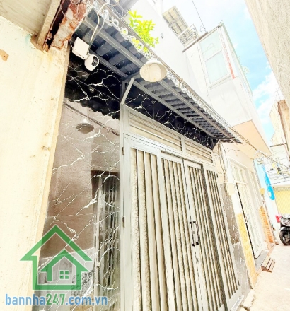 Cơ hội hiếm tại trung tâm Tân Bình – chỉ hơn 2 tỷ sở hữu ngay nhà 3 tầng kiên cố. Diện tích: 25.4m2 (ngang 4m, dài 6.7m). Kết cấu: 1 trệt, 1 lửng, 1 lầu, 2 PN rộng, bếp rộng.