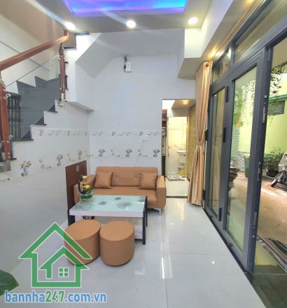 NHỈNH 3 TỶ - HẺM 3M THÔNG - NGUYỄN HỒNG ĐÀO – KHU BÀU CÁT – SÁT GA T3 & GA METRO  DT: 6.8 x 4m (27m²)  Kết cấu: 1 trệt 1 lầu, 3 PN, 2 WC, ban công rộng thoáng. Nội thất cao cấp và thông minh. 