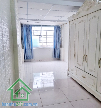 CHỈ 2,55 TỶ – NHÀ 3 TẦNG ĐẸP - LẠC LONG QUÂN – HẺM 3M – KHU AN NINH YÊN TĨNH – SỔ RIÊNG -  Vị trí: Cách mặt tiền chỉ 100m, hẻm rộng 3m, khu dân trí cao, yên tĩnh.  Gần chợ, trường học các cấp, bệnh viện, UBND, tiện di chuyển trung tâm, khu vực xung quanh 