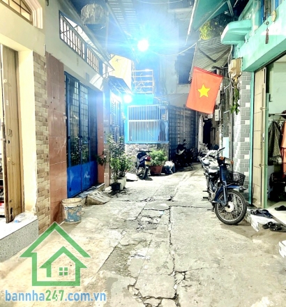 CHỈ 2,5 TỶ – NHÀ 3 TẦNG ĐẸP - LẠC LONG QUÂN – HẺM 3M – KHU AN NINH YÊN TĨNH – SỔ RIÊNG -  Vị trí: Cách mặt tiền chỉ 100m, hẻm rộng 3m, khu dân trí cao, yên tĩnh. 