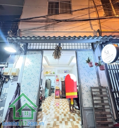 CHỈ 2,98 TỶ – NHÀ 2 TẦNG ĐỦ CÔNG NĂNG – KỀ BÊN BÌNH LONG – NGUYỄN SƠN – NGAY CÔNG VIÊN – GIÁP TÂN PHÚ – NGÃ TƯ 4 XÃ * Diện tích: 28m2 (3.4 x 8.1m). * Kết cấu:  Nhà gồm 1 trệt 1 lầu, thiết kế 3PN, 1WC, phù hợp cho gia đình nhỏ.