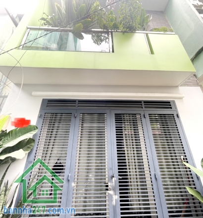 CHỈ 7,9 TỶ - HẺM 3.5M TRƯỚC NHÀ – NHÀ MỚI ĐẸP Ở NGAY – 63M² – 2 TẦNG ĐÚC KIÊN CỐ - 2 PN, 2WC,  Vị trí đẹp: Hẻm trước nhà 3.5m, sạch sẽ, thoáng, gần hẻm xe hơi.