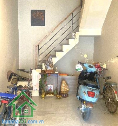 NHỈNH 7 TỶ – NHÀ 3 TẦNG HỒNG LẠC, TÂN BÌNH – HẺM XE HƠI, 20M RA MẶT TIỀN * Diện tích: 51m2 (6x9m), sổ vuông A4 * Kết cấu: 3 tầng, hiện trạng chia 2 căn riêng.