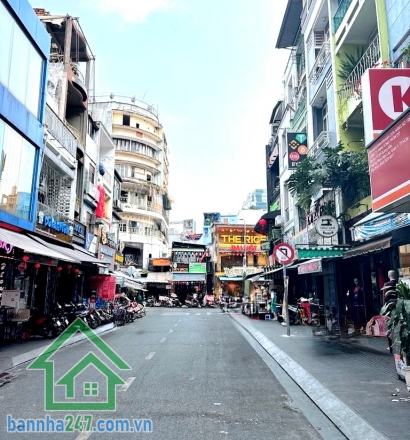 CHỈ 4,6 TỶ (TL) – PHỐ TÂY BÙI VIỆN – SÁT MẶT TIỀN – NGANG 4.2M - 2PN – 2WC Căn nhà trung tâm Quận 1 – vị trí “hái ra tiền” – cực kỳ hiếm! Diện tích: ~21m² (4.2 × 5m) Diện tích sử dụng: ~30m². Kết cấu: 1 trệt 1 lầu. Công năng: 2PN – 2WC – phòng khách – bếp