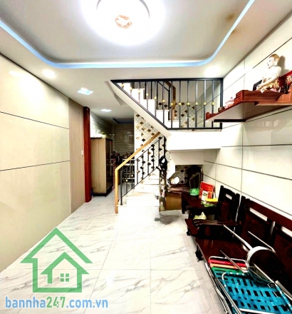 CHỈ 3,7 TỶ – HÒA BÌNH – SÁT ĐẦM SEN – NHÀ 3 TẦNG ĐẸP 4PN – 3WC – PK – BẾP – BAN CÔNG  Giá mềm – nhà mới – vị trí trung tâm, dọn vào ở ngay! Diện tích: 26m² (3.3 × 8m) Kết cấu: 1 trệt 2 lầu. Công năng: 4PN – 3WC – phòng khách – bếp – ban công. Nhà mới đẹp 