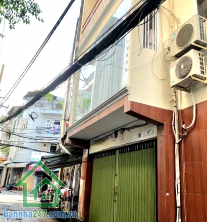 CHỈ 5,3 TỶ - TRUNG TÂM TÂN BÌNH – HẺM XE HƠI – DTSD: 150M² - VỪA Ở VỪA KINH DOANH  Một căn nhà không chỉ để ở… mà còn là “cỗ máy tạo tiền” ngay giữa lòng Tân Bình. Bao quanh là tiện ích: gần chợ Ông Hoàng, phù hợp mở tạp hoá, nail, spa, nhà thuốc, trang đ