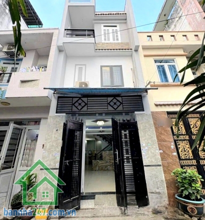 CHỈ 5,8 TỶ – HXH 6M THÔNG – NHÀ MỚI 3 TẦNG – NGAY NGÃ TƯ BỐN XÃ - 4PN - 3WC Thông tin căn nhà: • Diện tích: 4m x 11m – 45m² • Diện tích sàn: ~117m² • Kết cấu: • Kết cấu: 1 trệt – 2 lầu BTCT • Công năng: 4 PN – 3 WC • Có ban công, giếng trời thoáng mát • N