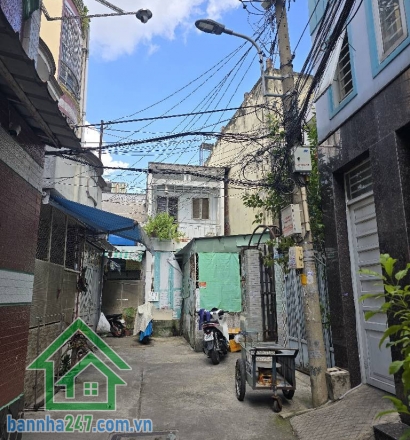 CHỈ 5,45 TỶ - HẺM XE HƠI – TÂN BÌNH – GẦN LẠC LONG QUÂN – 52M² – 2 TẦNG – 3PN Kết cấu: 1 trệt, 1 lầu, gồm 3 phòng ngủ. Diện tích 52m², nhà nở hậu 3.9m, phong thủy tốt.