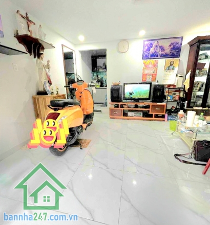 CHỈ 4,25 TỶ – TÂN PHÚ – LÊ THÚC HOẠCH - DTCN 32m² (5×9) – 3 TẦNG – CÁCH 20M RA MẶT TIỀN. Kết cấu: 1 trệt – 1 lửng – 1 lầu – ban công thoáng. Gồm 2 PN – 2 WC