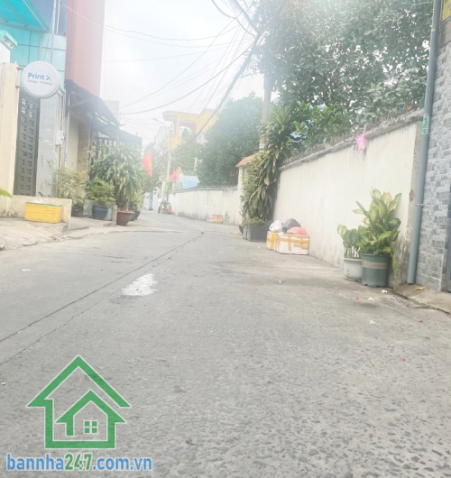CHỈ 5 TỶ - SIÊU VỊ TRÍ – NHÀ 2 TẦNG – HẺM 5M XE HƠI – TÂN QUÝ, TÂN PHÚ Diện tích 45m² (4.05 x 12.5m). Thiết kế hiện đại: 1 trệt, 1 lửng, gác suốt – gồm 2PN, 2WC. 