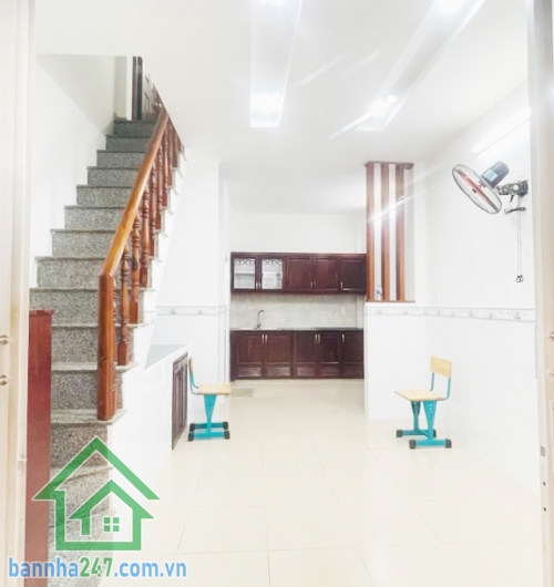 SIÊU HOT – NHÀ GIÁ 3 TỶ – 2 TẦNG MỚI ĐẸP – HẺM 3M THÔNG ÂU CƠ – TÂN PHÚ Kết cấu: 1 trệt 1 lầu, 2 phòng ngủ, phòng khách, bếp, ban công. Nhà mới tinh, khách mua xach va li vào ở ngay. 