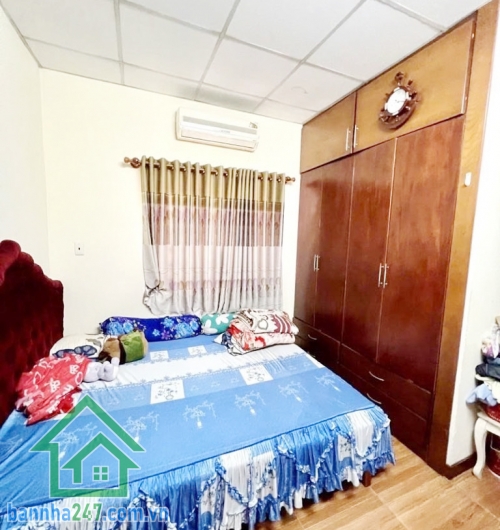 CHỈ 5,5 TỶ - NHÀ HẺM Ô TÔ – NGAY AEON TÂN PHÚ Diện tích: 5 x 10.5m – Nở hậu nhẹ (Hẻm Cụt) Kết cấu: 1 trệt 1 lầu BTCT – 2PN, 2WC Hẻm ô tô 1 sẹc, vài bước ra mặt tiền. 