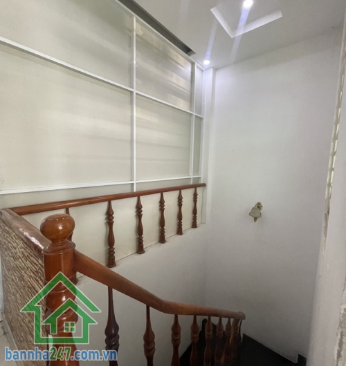 CHỈ 4.8 TỶ – LÔ GÓC 2 MẶT THOÁNG – NHÀ ĐẸP ỐP GỖ – TÂY THẠNH, TÂN PHÚ.  Diện tích: 40m² (4 x 10m), sổ hồng vuông vức. Kết cấu: 1 trệt 2 lầu – 3PN – 2WC, nhà mới 100%