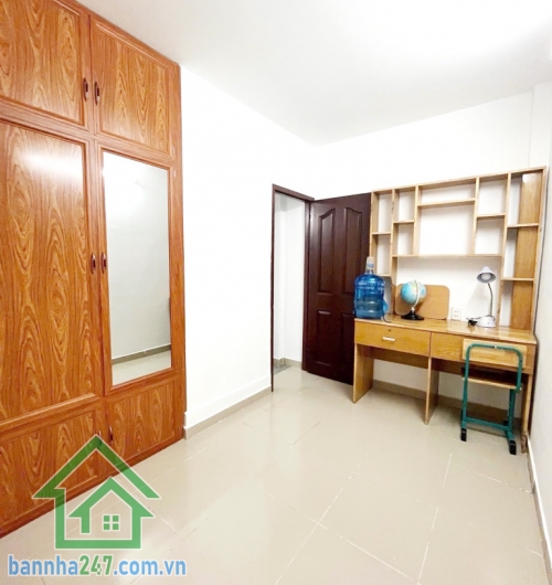 SIÊU HOT – NHÀ GIÁ 3 TỶ – 2 TẦNG MỚI ĐẸP – HẺM 3M THÔNG ÂU CƠ – TÂN PHÚ Kết cấu: 1 trệt 1 lầu, 2 phòng ngủ, phòng khách, bếp, ban công. Nhà mới tinh, khách mua xach va li vào ở ngay. 