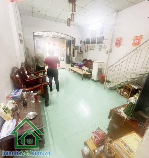 CHỈ 5 TỶ - SIÊU VỊ TRÍ – NHÀ 2 TẦNG – HẺM 5M XE HƠI – TÂN QUÝ, TÂN PHÚ Diện tích 45m² (4.05 x 12.5m). Thiết kế hiện đại: 1 trệt, 1 lửng, gác suốt – gồm 2PN, 2WC. 