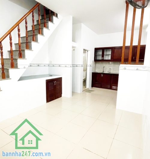 SIÊU HOT – NHÀ GIÁ 3 TỶ – 2 TẦNG MỚI ĐẸP – HẺM 3M THÔNG ÂU CƠ – TÂN PHÚ Kết cấu: 1 trệt 1 lầu, 2 phòng ngủ, phòng khách, bếp, ban công. Nhà mới tinh, khách mua xach va li vào ở ngay. 