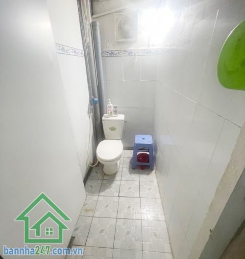 CHỈ 5 TỶ - SIÊU VỊ TRÍ – NHÀ 2 TẦNG – HẺM 5M XE HƠI – TÂN QUÝ, TÂN PHÚ Diện tích 45m² (4.05 x 12.5m). Thiết kế hiện đại: 1 trệt, 1 lửng, gác suốt – gồm 2PN, 2WC. 