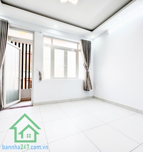 NHÀ MỚI – 4 TẦNG BTCT KIÊN CỐ – GIÁP TÂN PHÚ –3PN, 2WC. NHỈNH 4 TỶ Diện tích: 32m² (4x8m). Kết cấu: 1 trệt, 1 lửng, 2 lầu – 3PN, 2WC. Nhà đẹp, thiết kế hiện đại. 