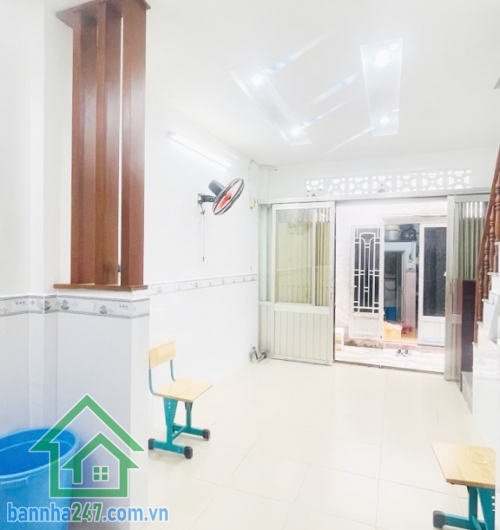 SIÊU HOT – NHÀ GIÁ 3 TỶ – 2 TẦNG MỚI ĐẸP – HẺM 3M THÔNG ÂU CƠ – TÂN PHÚ Kết cấu: 1 trệt 1 lầu, 2 phòng ngủ, phòng khách, bếp, ban công. Nhà mới tinh, khách mua xach va li vào ở ngay. 
