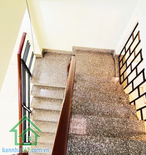 MTKD ĐƯỜNG NHỰA 10M – NHÀ 2 TẦNG BTCT – BÌNH TRỊ ĐÔNG, BÌNH TÂN – DT 68M2 (4x17) – 2PN, 2WC Kết cấu: 1 trệt 1 lầu kiên cố, sàn bê tông cốt thép, 2PN, 2WC. giáp Tân Phú và Quận 6, gần chợ, siêu thị, trường học, nhà thờ. Đường nhựa trước nhà 10m