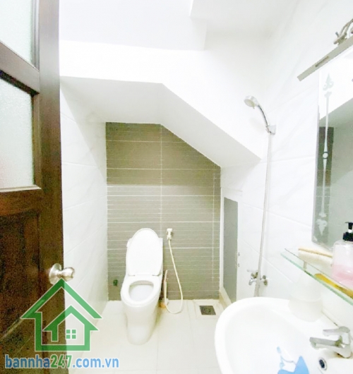 NHÀ MTKD BÀU CÁT – ĐỒNG ĐEN - 3PN, 2WC - KD ĐA NGÀNH NGHỀ.  Diện tích 57m² (4.1 x 14m) Kết cấu: 1 trệt, 2 lầu, 3PN, 2WC – Nhà mới đẹp Mặt tiền đường 15m, vỉa hè rộng 2m. 