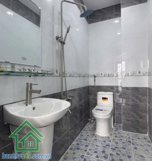 4,7 TỶ - SIÊU PHẨM NHÀ PHỐ – KÊNH TÂN HÓA – 3 TẦNG – Ở NGAY Nhà mới xây, kiên cố, không cần sửa chữa. Công năng: 2PN master, 3WC, phòng khách, bếp đầy đủ. 