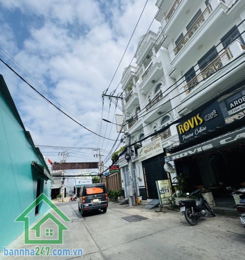 CHỈ 7.7 TỶ – NHÀ MỚI 5 TẦNG – KHU PHÂN LÔ DÂN TRÍ – GẦN AEON MALL BÌNH TÂN Diện tích đẹp, nhà mới toanh, 5 tầng kiên cố. Gồm 5 phòng ngủ vệ sinh khép kín, nội thất cao cấp do chủ tự xây để ở.