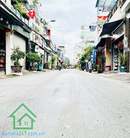 MTKD ĐƯỜNG NHỰA 10M – NHÀ 2 TẦNG BTCT – BÌNH TRỊ ĐÔNG, BÌNH TÂN – DT 68M2 (4x17) – 2PN, 2WC Kết cấu: 1 trệt 1 lầu kiên cố, sàn bê tông cốt thép, 2PN, 2WC. giáp Tân Phú và Quận 6, gần chợ, siêu thị, trường học, nhà thờ. Đường nhựa trước nhà 10m