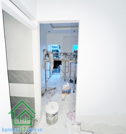 CHỈ HƠN 3 TỶ – NHÀ 2 TẦNG – HẺM XE HƠI TỚI CỬA Ngay Chiến Lược – Tân Hoà Đông – Bình Tân – Sát AEON Mall DT: 36m² (4x9m) – Nhà mới xây 100% Kết cấu: 1 trệt 1 lầu. 2PN, 2WC