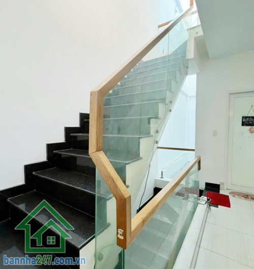 NHỈNH 7 TỶ – MẶT TIỀN ĐƯỜNG SỐ 12 – BÌNH TÂN GIÁP TÂN PHÚ – 100M² – 4 TẦNG – 4PN – NỞ HẬU TÀI LỘC Diện tích: 4,7m nở hậu 4,9m, dài 20m. Kết cấu: 1 trệt, 2 lầu, sân thượng BTCT chắc chắn. Gồm sân để ô tô, phòng khách, 4PN có WC khép kín, phòng thờ, giếng t