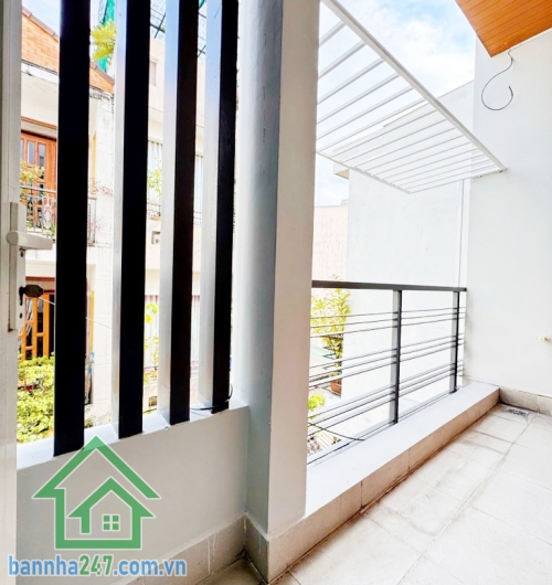 NHÀ MỚI – 4 TẦNG BTCT KIÊN CỐ – GIÁP TÂN PHÚ –3PN, 2WC. NHỈNH 4 TỶ Diện tích: 32m² (4x8m). Kết cấu: 1 trệt, 1 lửng, 2 lầu – 3PN, 2WC. Nhà đẹp, thiết kế hiện đại. 