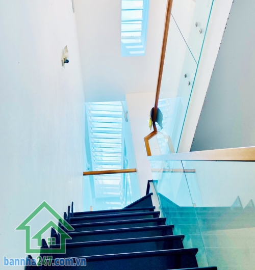 NHỈNH 7 TỶ – MẶT TIỀN ĐƯỜNG SỐ 12 – BÌNH TÂN GIÁP TÂN PHÚ – 100M² – 4 TẦNG – 4PN – NỞ HẬU TÀI LỘC Diện tích: 4,7m nở hậu 4,9m, dài 20m. Kết cấu: 1 trệt, 2 lầu, sân thượng BTCT chắc chắn. Gồm sân để ô tô, phòng khách, 4PN có WC khép kín, phòng thờ, giếng t