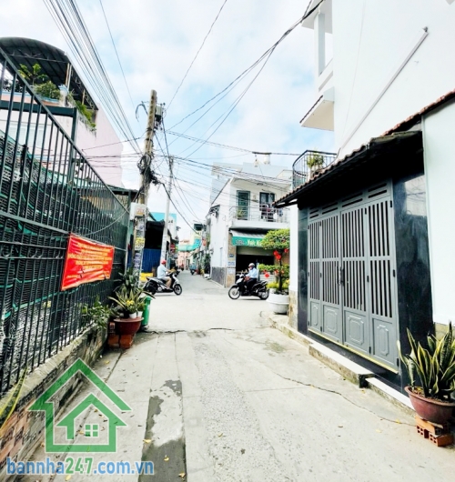 BÁN NHÀ ĐẸP 74M² – HẺM 5M – TÊN LỬA – BÌNH TÂN – GẦN AEON – CHỈ 6,2 TỶ Nhà 1 trệt 1 lầu, 3PN, 3WC, sân trước sau thoáng mát.   Diện tích 4 x 18.5m, sổ A4 vuông